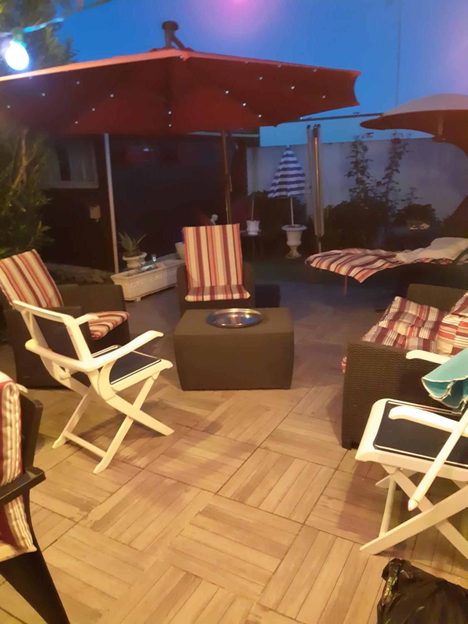 Chambre Lit Double Dans Pavillon , Chez Lilyanne Tonnay-Charente Exterior photo